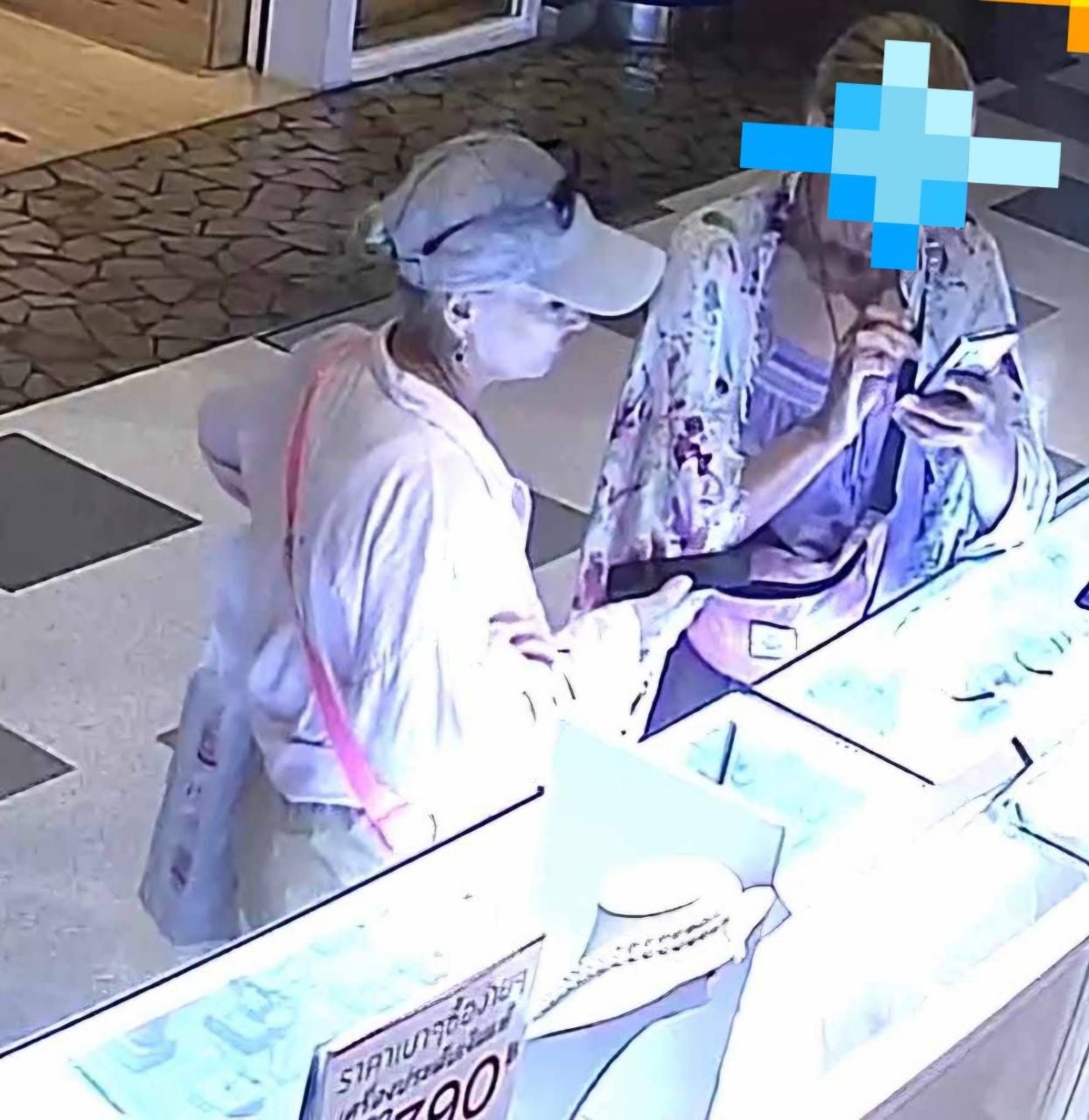 Two Russian women are wanted in Pattaya after purchasing jewelry from a store.