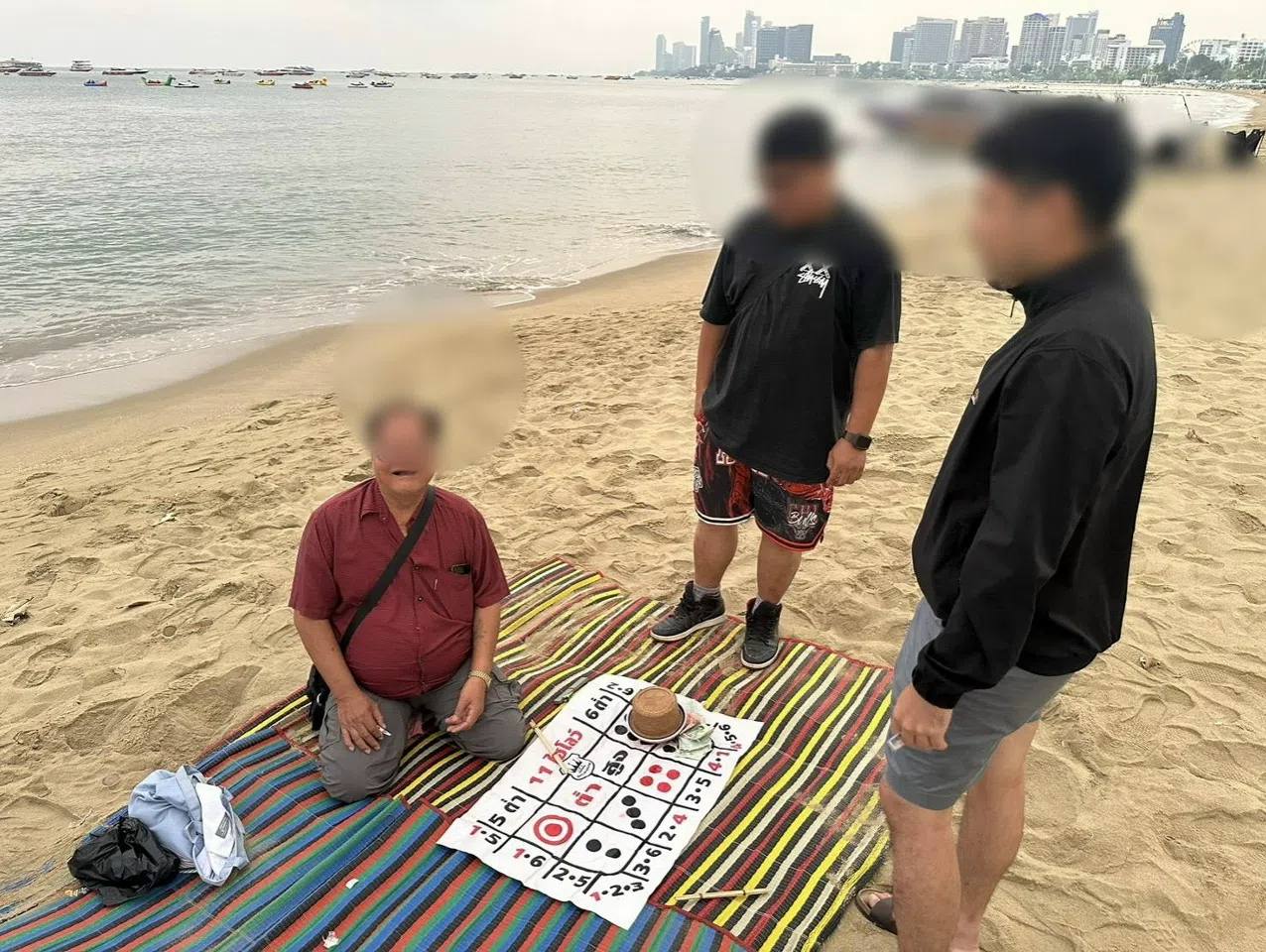 นักพนันสี่คนถูกจับกุมที่ชายหาดพัทยา