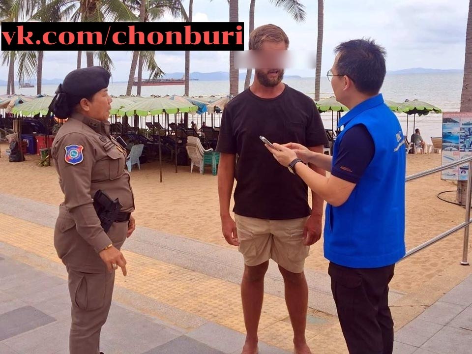 การขโมยกระเป๋าสตางค์และบัตรเครดิตทําให้เขาไม่มีเงิน, ไม่มีที่อยู่อาศัย และไม่สามารถกลับบ้านได้.