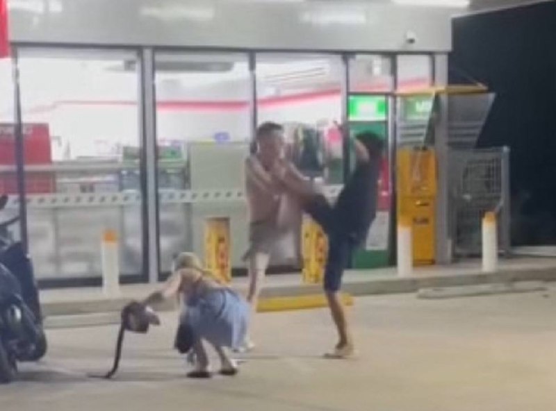 A bizarre incident occurred in one of the 24-hour convenience stores in the Jomtien area and immediately went viral on…