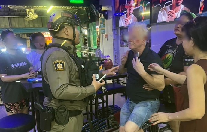 A tourist from Australia was injured in a fight; police arrested the suspect promptly.